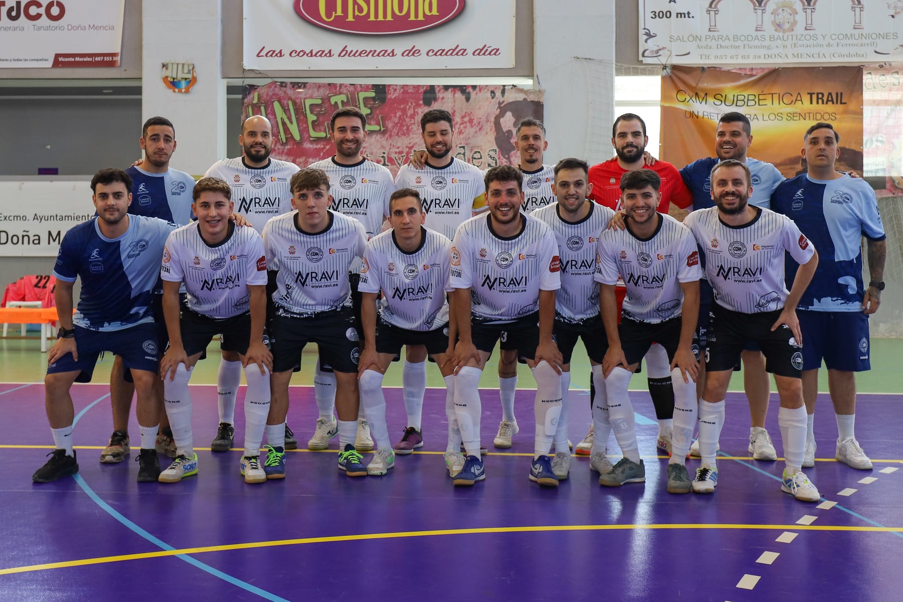 Plantilla del CD Menciana posando en el pabellón